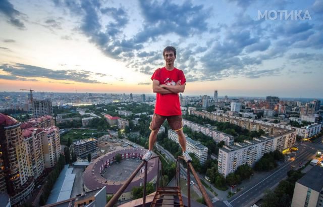 Selfie adrenaline-junkie climbers