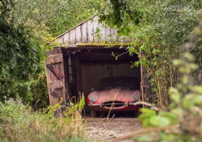 jaguar_in_the_garage_02