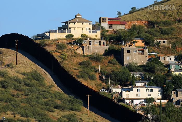 us_and_mexico_border_04