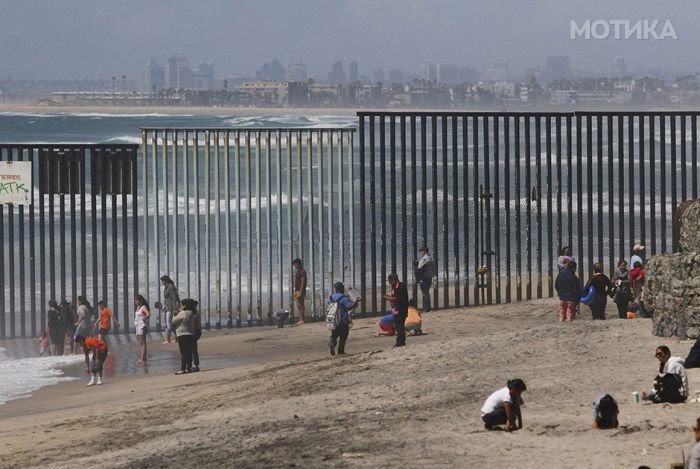 us_and_mexico_border_07