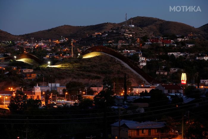 us_and_mexico_border_11