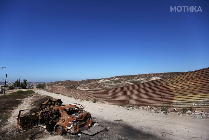 us_and_mexico_border_12