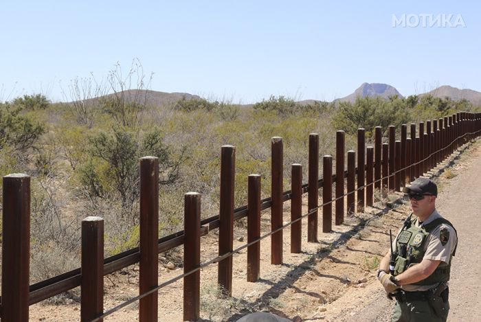 us_and_mexico_border_14